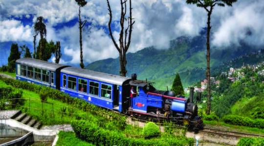 46275-DarjeelingToyTrain.jpg