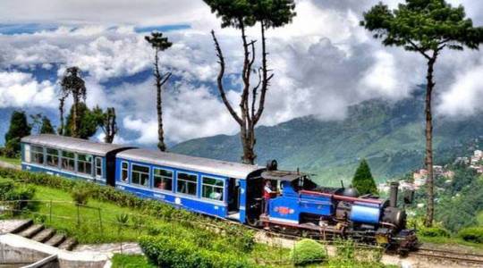 99681-darjeelingtoytrain.jpg